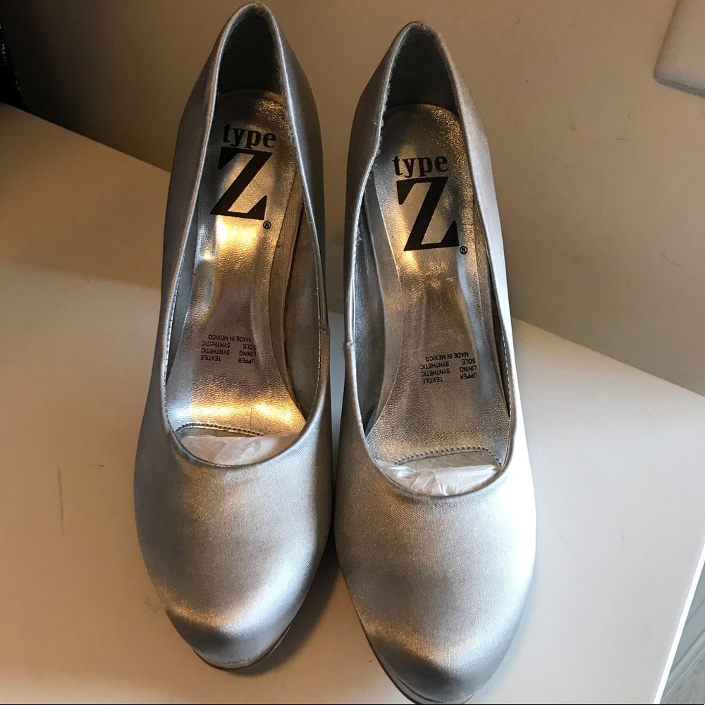 Type z heel size 7 silver pump
